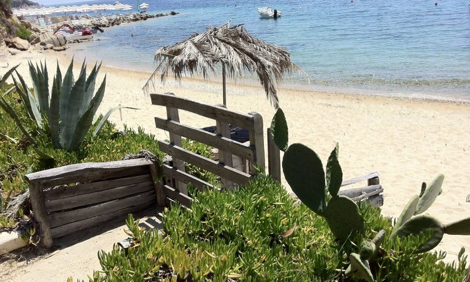 Ouranoupoli Apartment | Beachfront house with garden and beach