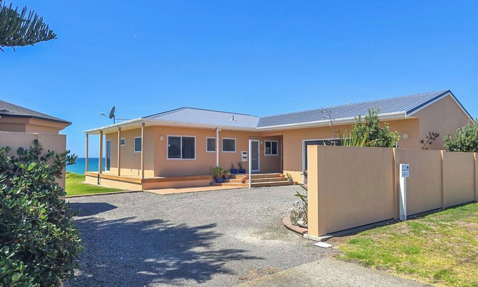 Pukehina House | Beachfront - In Paradise!