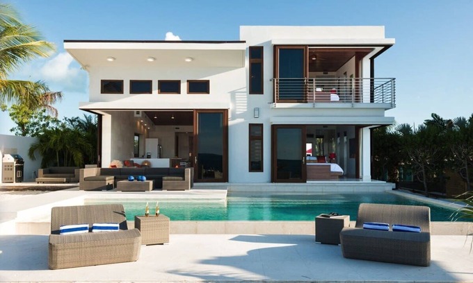Providenciales Villa | Beachfront luxury 2 bedroom villa on Grace Bay