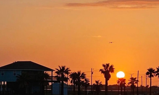 Port Lavaca House | Beachfront Magnolia Beach House Steps from Pier/2 Bdrm & 2 Bath/Boat Parking