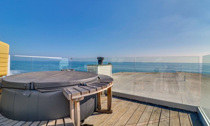 Central Malibu Apartment | Beachfront Malibu Apartment w/Ocean-View Balcony