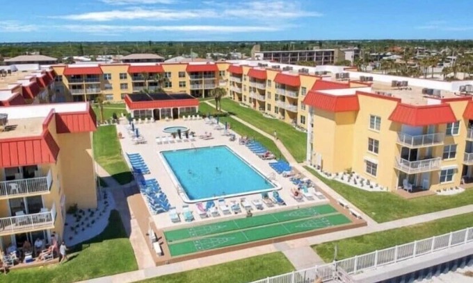 Point East Condo | ❤️🌴Beachfront Oasis Balcony on No-Drive Beach!