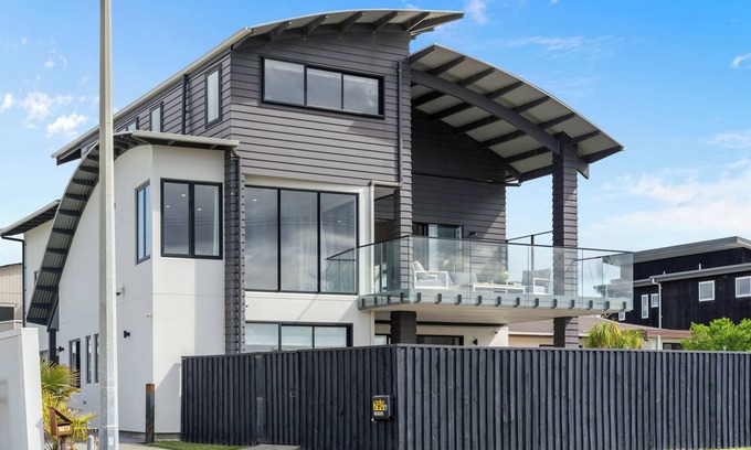 Papamoa Beach House | Beachfront Paradise - Papamoa Beach Holiday Home