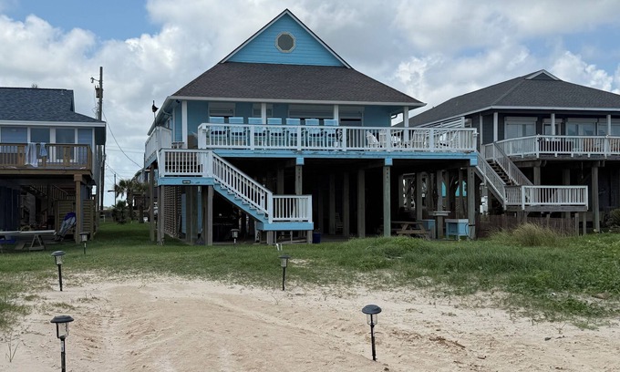 Surfside Beach House | Beachfront - Pirate's Treasure - 6 bed 4 bath, large deck