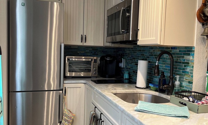 South Peninsula Historic District Apartment | Beachfront - Pool - Attractions - Amenities - Home Away From Home