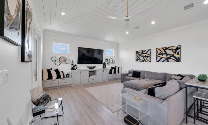 Galveston House | Beachfront Retreat | 4BR w/Ocean Views & Parking