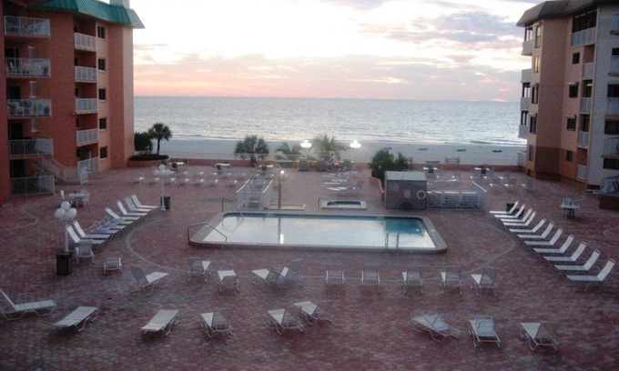 Redington Shores Condo | Beachfront Retreat- Freshly Renovated- Clean & Modern