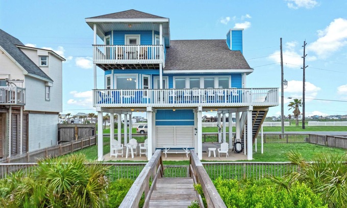 Miramar House | Beachfront | Sleeps 15 | Fenced Yard