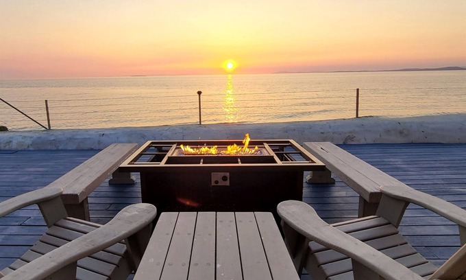 Oak Harbor House | Beachfront Steps to the Sand, Hot Tub Birdwatching