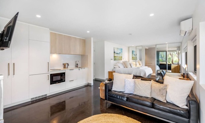 Blackmans Bay Condo | Beachfront Studio with Breathtaking Views
