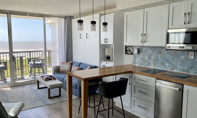 Galveston Condo | Beachfront Studio Fantastic Gulf Views!