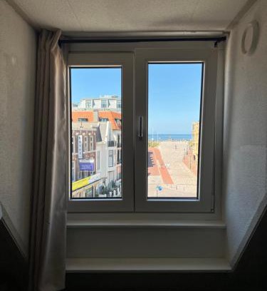Scheveningen Badplaats Apartment | Beachfront studio with sunset view