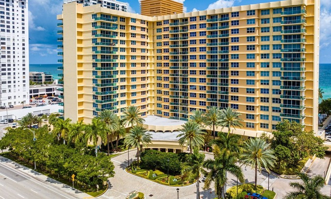 Hollywood South Central Beach Apartment | Beachfront Studio with Pool, Jacuzzi, Gym. Fully Renovated, in Hollywood Beach.