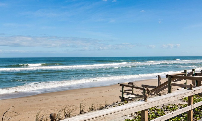 Melbourne Beach Resort | Beachfront Townhouse #4 Private Beach & pool -SLEEPS 8- 1King, 3Queens