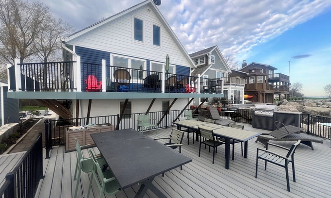 Oak Harbor House | "BEACHNUTS" -SPECTACULAR HOME ON LAKE ERIE ! n5 Beds 4 Full Baths Lots of Space