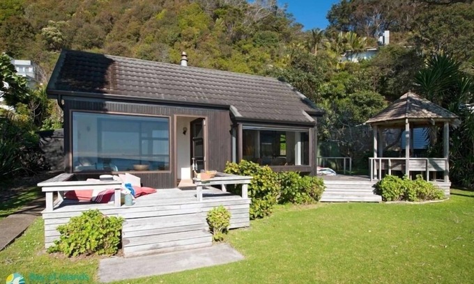 Russell House | Beachside Bach - Long Beach - Absolute beachfront! Great family holiday home.