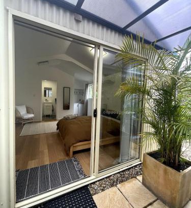 Emerald Beach House | Beachside Bedstay