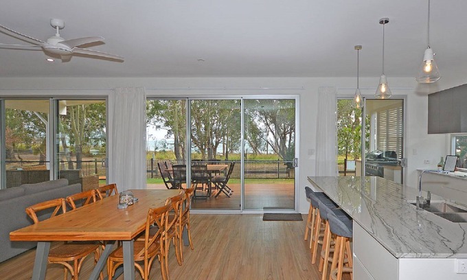 Traviston House | Beachside - Burrum Heads- Beachfront - 3BR- WIFI