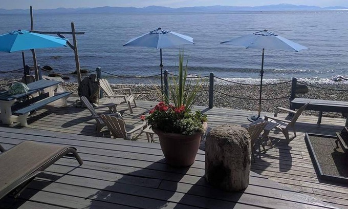 Davis Bay Cottage | BEACHSIDE by the Bay, Waterfront, Hot Tub & Beach!