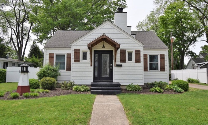 Erie County House | Beachside Cottage- 1 min walk to sand and sun