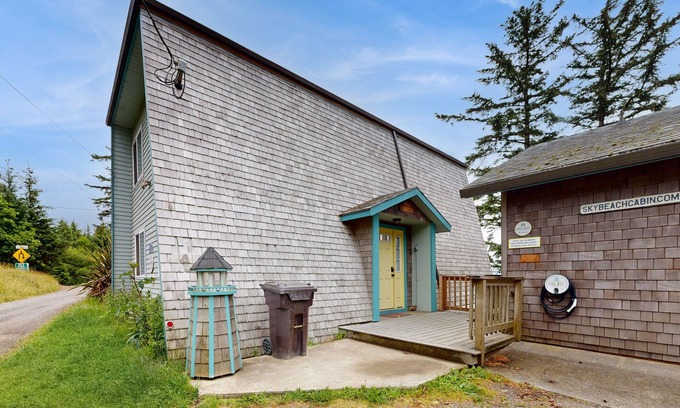 Oceanside House | Beachside getaway with loft, deck, & ocean views - half mile to shoreline