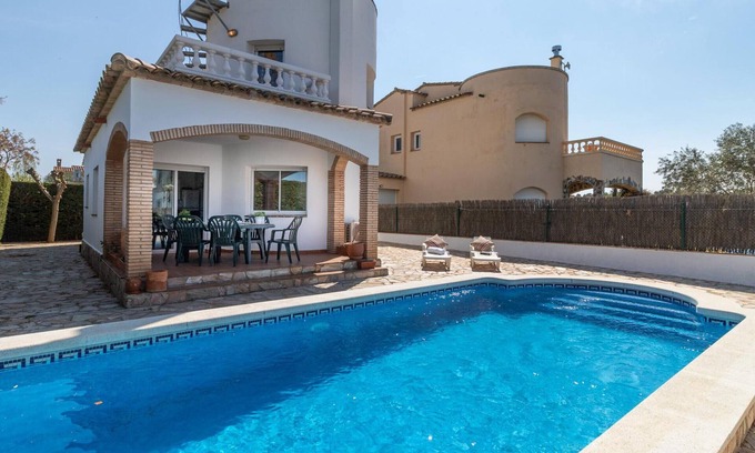 Sant Pere Pescador House | Beachside Haven with Pool, BBQ, WiFi & A/C – 200m from Sant Pere Pescador Beach