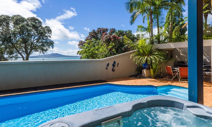 Castor Bay Cottage | Beachside Holiday - Castor Bay Holiday Apartment