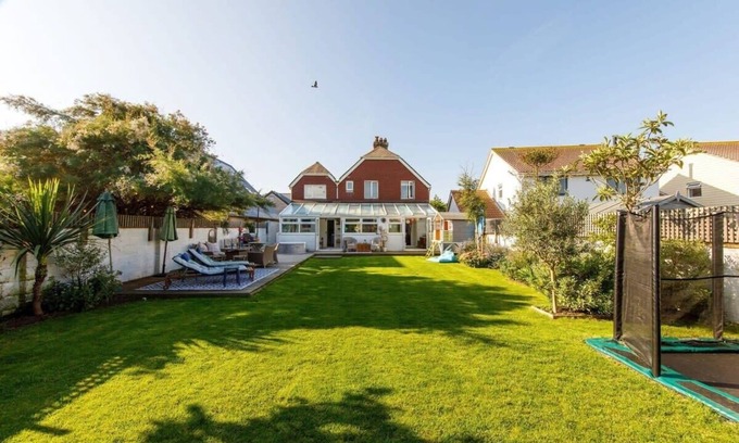 East Wittering House | Beachside Retreat for 8 Close to Village