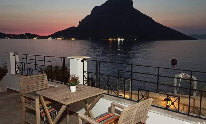 Mirties Apartment | Beachside Retreat - Sleeps 4, Terrace & Views