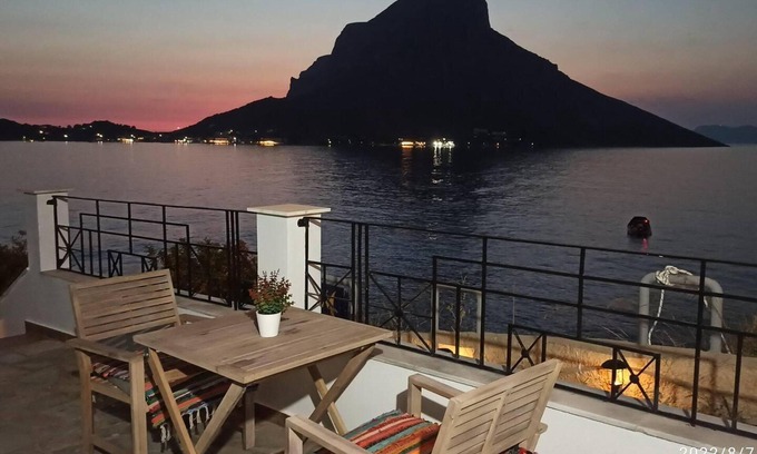 Mirties Apartment | Beachside Retreat - Sleeps 4, Terrace & Views