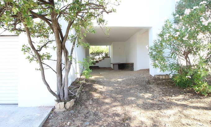 Llanca House | Beachside Villa with Garden, Terrace & WiFi, 100m from La Farella Beach in Llançà