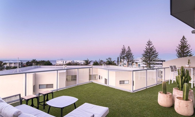 Tugun Apartment | Beachview Terrace - sea view unit with mezzanine workstation and terrace
