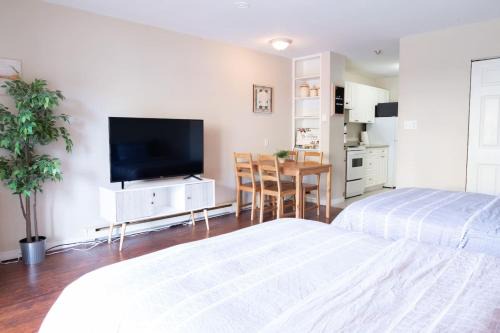Harrison Hot Springs Apartment | Beachy 2 Bed Studio Suite, Balcony and 4 Min to Lake