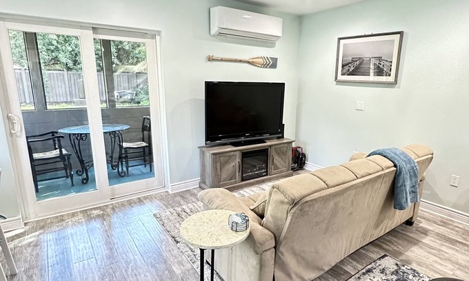 Lake Balboa House | Beachy Bungalow close to all LA theme parks and attractions!