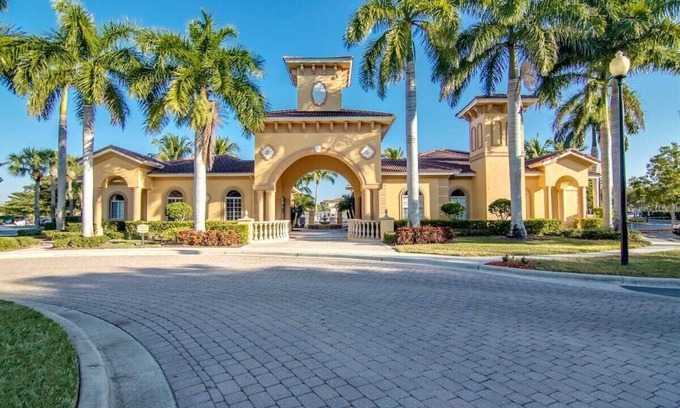 Iona Condo | Beachy Sunny Apartment - Close to Everything