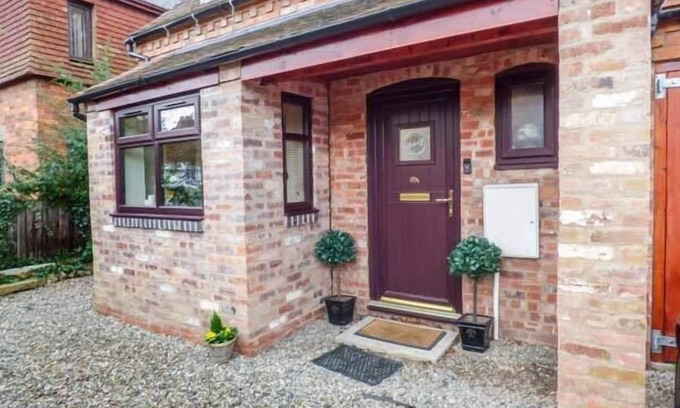 Malvern Cottage | BEACON COTTAGE, family friendly, with open fire in Malvern