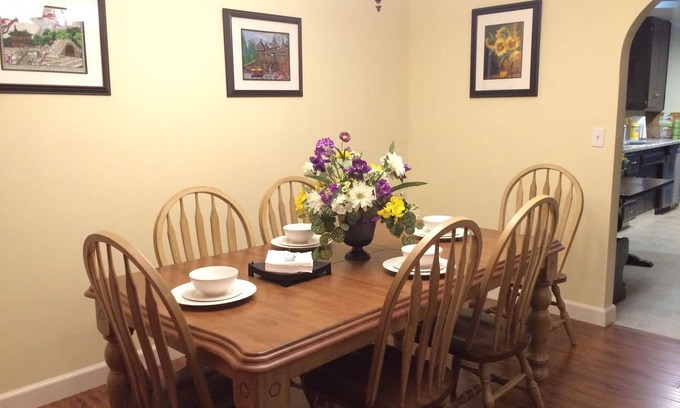 Southwest Anaheim House | Beacon House, 1 Mile To Disneyland, Watch the Disney Fireworks show every night！