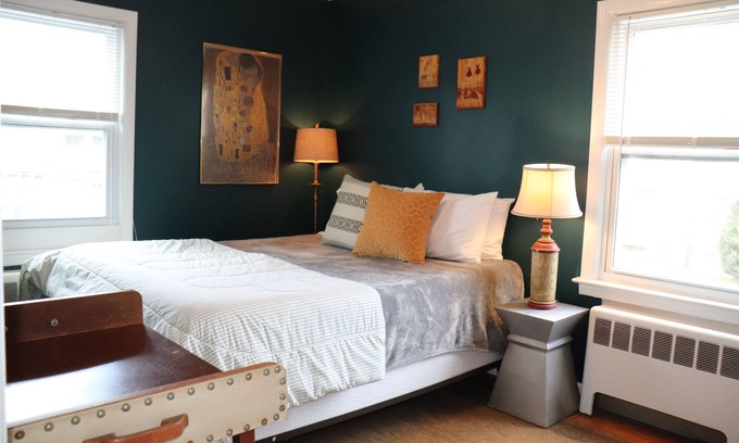 Beacon House | Beacon Mid Mod Cape Cod | Close to Main St & Dia