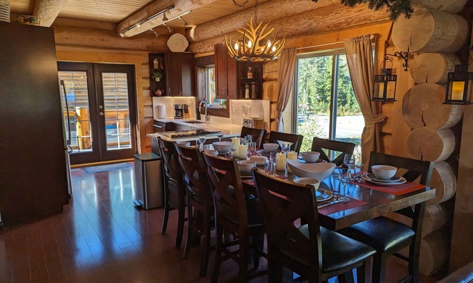Hemlock Valley Ski Chalet | Bear Behind Lodge: 3 Bath, Fast Wi-Fi, Ski in/out, Wood F/P, BBQ, Great Views.