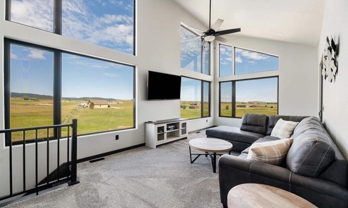 Sturgis House | Bear Butte Luxury Retreat~ Hot Tub~ 10 Mins to DT