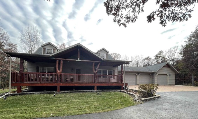 Lyndon Station Cabin | Bear Cove Escape Summ