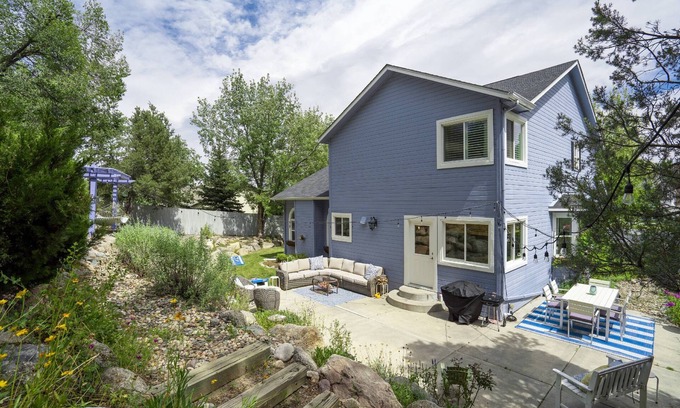 Skyway House | Bear Creek Park Retreat | Sleeps 10 | Close to Garden of the Gods