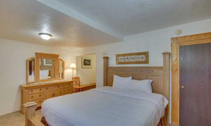 Paris Apartment | Bear Lake Charming Apt w Kitchen