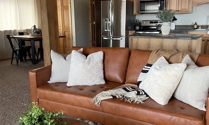 Custer House | Bear Rock Bungalow-King Bed & 2 Twin Cots