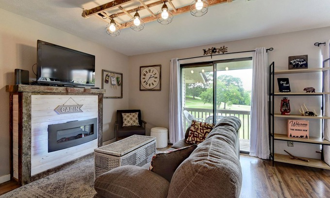 Table Rock Condo | Bears Den - Gated Comm/Pool/Hot Tub/Golf Resort - Close to Strip/Shopping