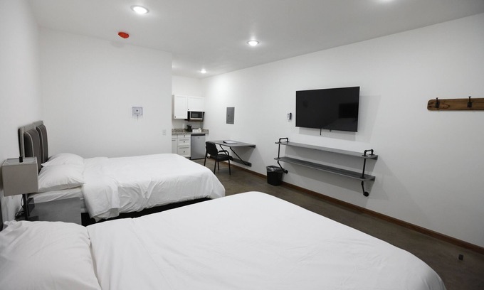 Bruno Hotel | Bears Den Motel