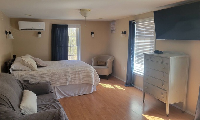 Glenburn House | Bears Den - Spacious Private Suite with shared Kitchen
