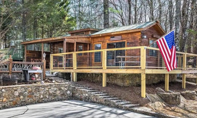 Lake Toxaway Cabin | Bears Folly Cabin is nestled in Lake Toxaway NC. Gated Community!