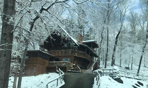 Sevierville Villa | Bears Lair cabin Chalet