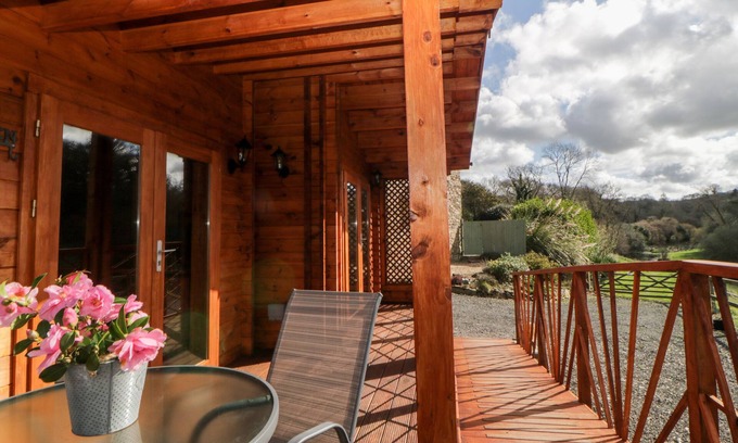 Modbury Cottage | BEARSCOMBE VIEW, pet friendly, with pool in Modbury